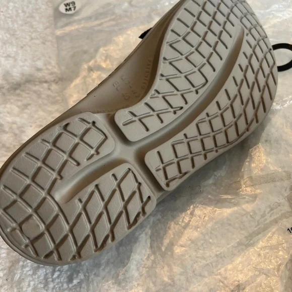 OOFOS Nomad Tan Unisex Flip-flops - Picture 6 of 6